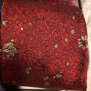 ErmenegilgoZegna tie.  Maroon and silver. EUC. 💯 % silk.